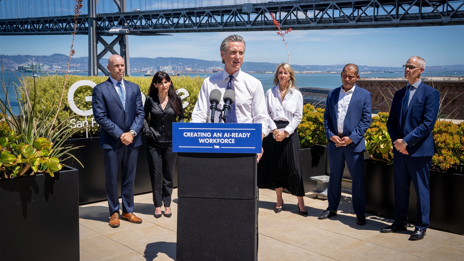 El gobernador de California, Gavin Newsom, habla en una conferencia de prensa sobre inteligencia artificial en 2025
