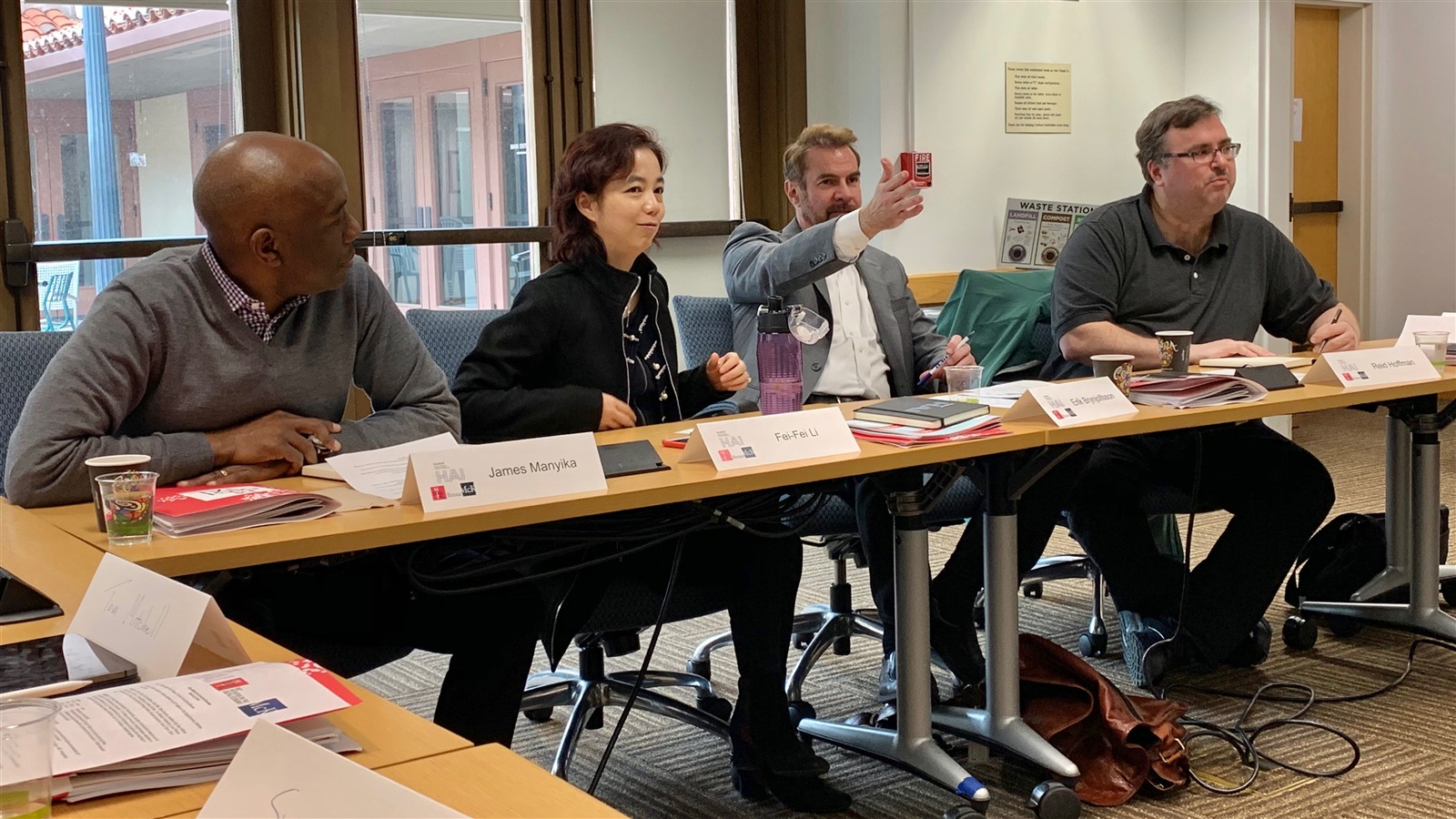 Fei-Fei Li durante una mesa redonda sobre inteligencia artificial y economía en Stanford HAI en 2019