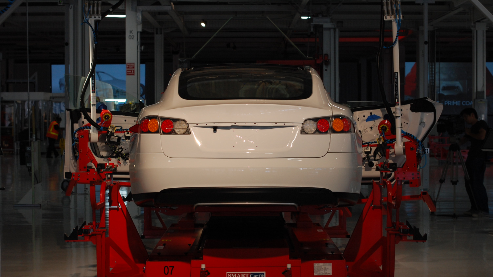 Interior de la fábrica de Tesla en Fremont durante la producción del Model S en 2011